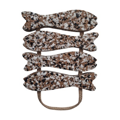 Objeto decorativo com quatro peixes em cortiça manchada em branco, preto e castanho