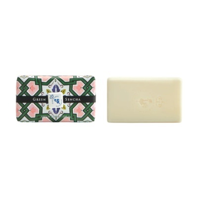 Dois sabonetes, um embalado com padrão colorido e texto Green Sencha, e outro creme sem embalagem com relevo.