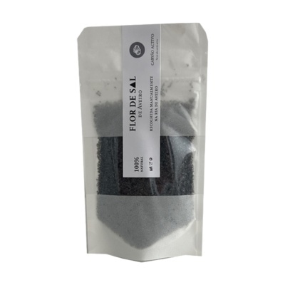 Embalagem de plastico com flor de sal preta e rótulo branco