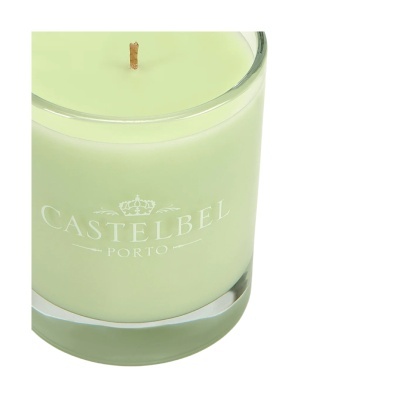 Vela aromática verde em copo de vidro com texto CASTELBEL PORTO