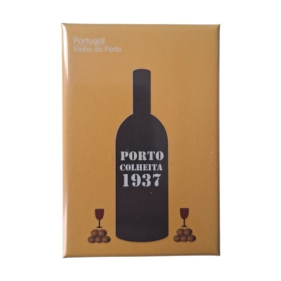 Embalagem castanha com ilustração de garrafa preta de vinho e taças