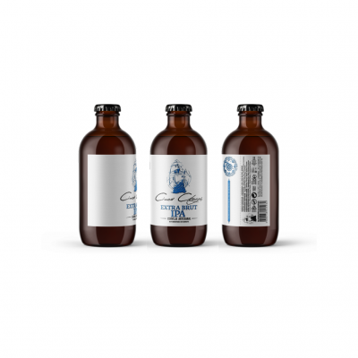 Três garrafas de cerveja castanhas com rótulos brancos e texto azul