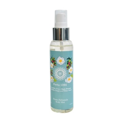 Frasco spray de bruma perfumada com rótulo azul, flores e uvas