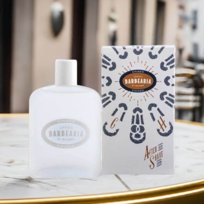 Frasco branco e caixa de after shave Antiga Barbearia de Bairro Chiado em mesa branca
