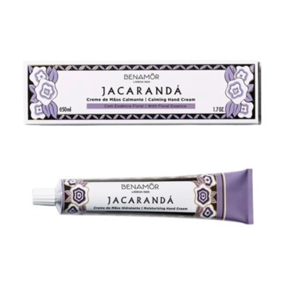 Creme de mãos Benamôr Jacarandá com embalagem e caixa decoradas em tons lilás e branco.