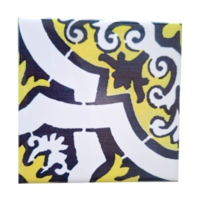 Azulejo cerâmico com padrão amarelo, preto e branco