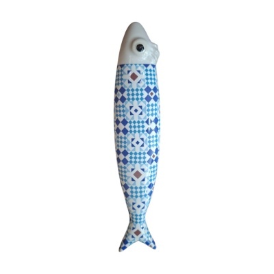 Figura decorativa cerâmica em forma de peixe com padrão azul e branco