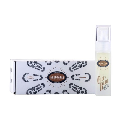 Frasco de óleo para barba e embalagem branca com padrão preto e texto Antiga Barbearia de Bairro Chiado