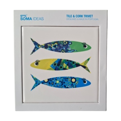 Tabuleiro de azulejo e cortiça com design de três peixes coloridos