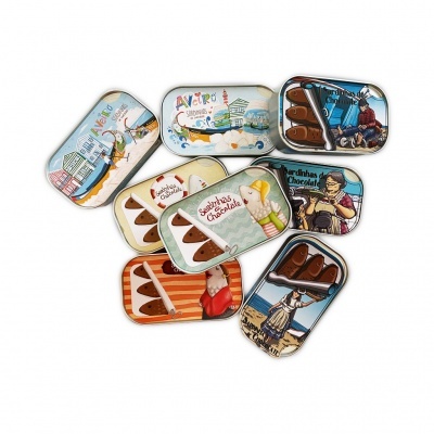 Latas pequenas decoradas com imagens e texto variadas