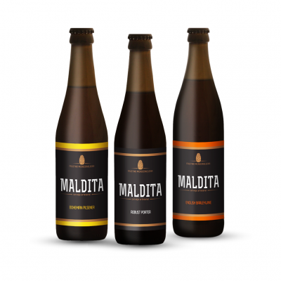 Três garrafas de cerveja Maldita com rótulos coloridos e texto em preto