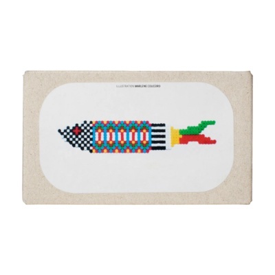 Ilustração pixelada colorida de um foguete numa base de cartão bege com texto ILLUSTRATION MARLENE COUCEIRO