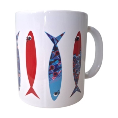 Caneca branca com design de peixes coloridos