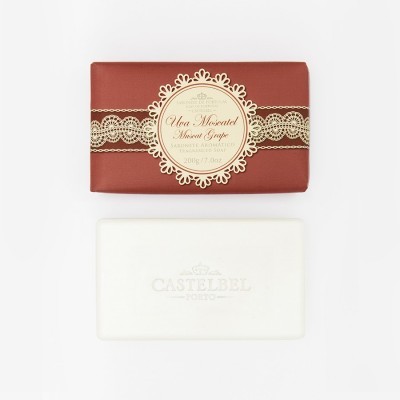 Sabonete artesanal e sabonete branco da CASTELBEL em fundo branco