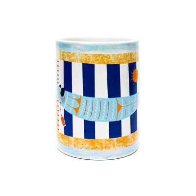 Caneca de cerâmica com listras azuis e brancas e ilustração de peixe azul