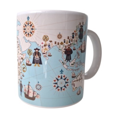 Caneca branca com mapa histórico colorido e ilustrações de navios e figuras humanas