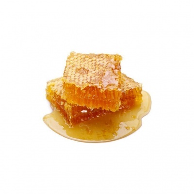 Favo de mel com mel escorrendo sobre fundo branco