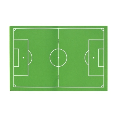 Campo de futebol desenhado em papel verde com linhas brancas