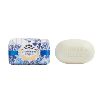 Sabonete branco oval Portus Cale com embalagem decorativa azul floral