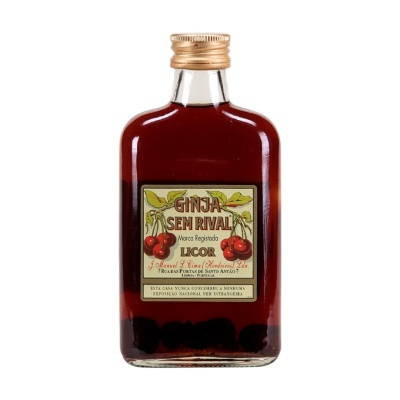 Garrafa de vidro com licor Ginja Sem Rival e cerejas no interior