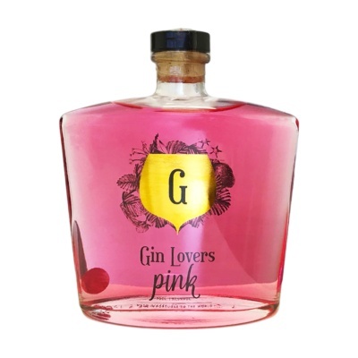 Garrafa de gin rosa com rótulo dourado e preto