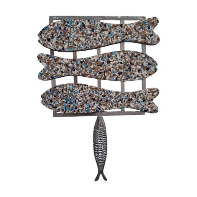Figura decorativa de três peixes coloridos em granular, montados num suporte metálico com um peixe pendurado