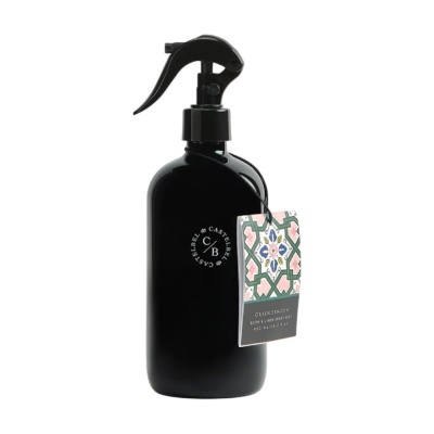 Frasco preto com bico de spray e etiqueta decorativa pendurada