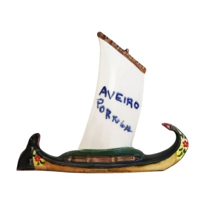 Miniatura de barco tradicional em cerâmica com vela branca escrita Aveiro Portugal
