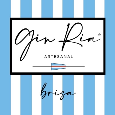Etiqueta de produto com texto gin Ria ARTESANAL e brisa sobre fundo de riscas verticais azuis e brancas.