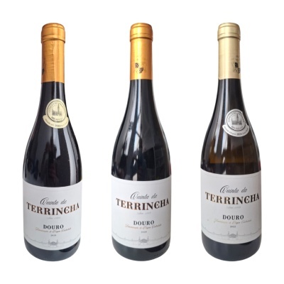 Três garrafas de vinho Quinta da Terrinha Douro com rótulos brancos e tampas douradas
