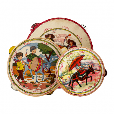 Três pandeiretas pintadas com ilustrações coloridas de crianças, mulheres e cavaleiro