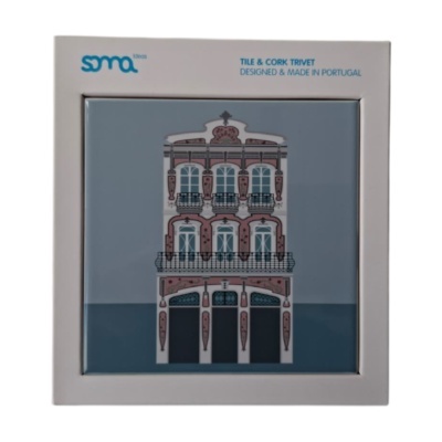 Prato de azulejo e cortiça com ilustração de edifício em caixa branca