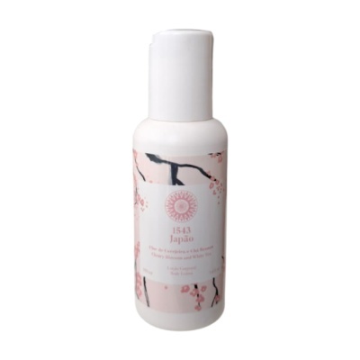 Frasco branco de creme corporal com etiqueta de flores de cerejeira em fundo branco