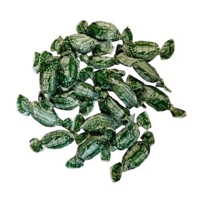 Doces embrulhados em papel verde e branco com padrão quadriculado