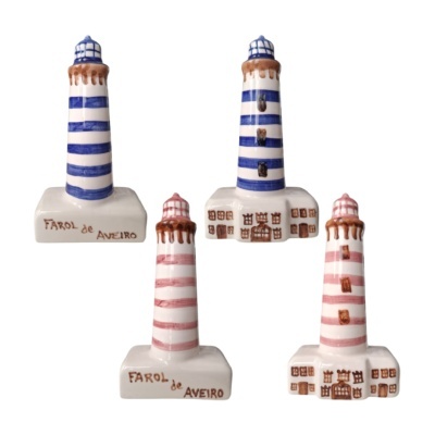 Peças de cerâmica em forma de faróis com riscas azuis e rosas e texto FAROL de AVEIRO.