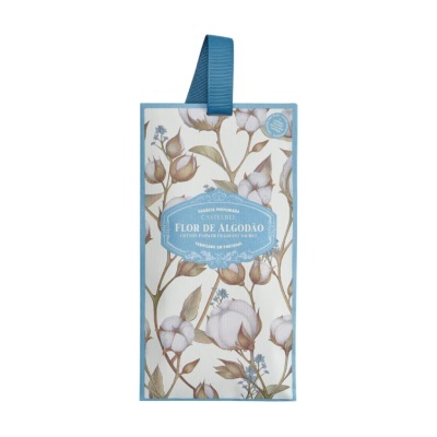 Saqueta perfumada Castelbel Flor de Algodão com estampa floral e fita azul.