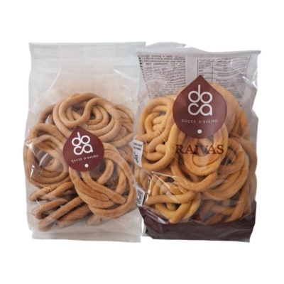 Dois pacotes transparentes de biscoitos tradicionais de Aveiro com rótulos marrons e texto