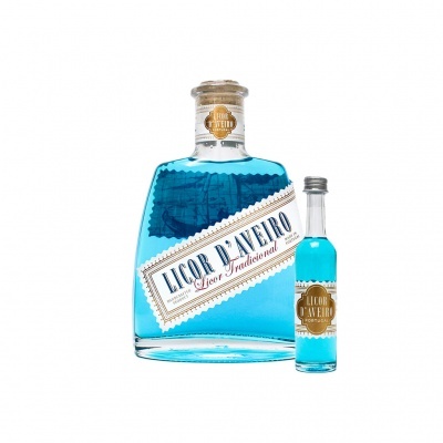 Duas garrafas de vidro com licor azul 'Licor d'Aveiro' em fundo branco