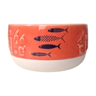 Taça de cerâmica laranja e branca com decoração de peixes pretos e gaivotas em relevo