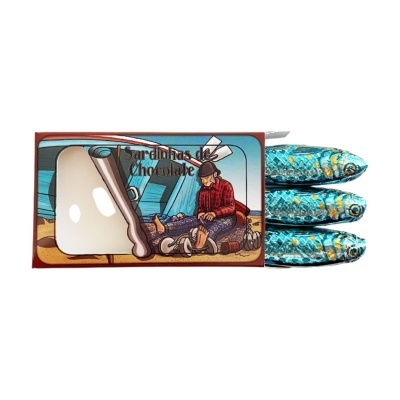 Caixa de sardinhas de chocolate com ilustração e três sardinhas em papel azul metalizado.