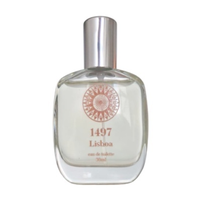 Frasco de perfume transparente com tampa metálica e texto 1497 Lisboa