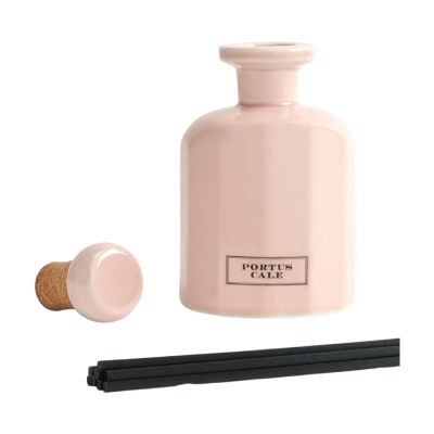 Frasco cerâmico cor-de-rosa com tampa de cortiça e varetas pretas