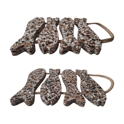 Suportes para panelas em forma de peixes com padrão marmoreado em tons terra e corda castanha