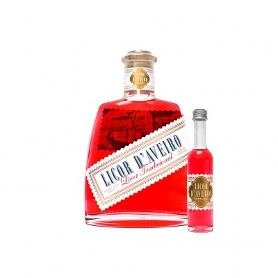 Duas garrafas de licor vermelho LICOIR D'A VEIRO