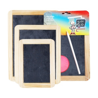 Três lousas naturais com molduras de madeira, giz branco e esponja rosa na embalagem colorida