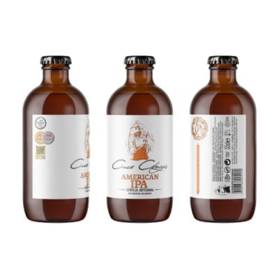 Três garrafas de cerveja artesanal Cinco Chagas American IPA com rótulos e tampas pretas