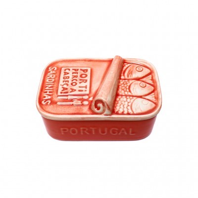 Lata decorativa vermelha de cerâmica em forma de lata de sardinhas com texto em relevo.