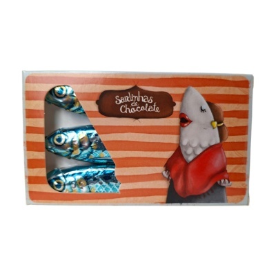 Caixa de sardinhas de chocolate com embalagem listrada alaranjada e ilustração de peixe vestido