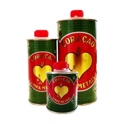 Latas de metal verdes e vermelhas com coração dourado e texto CORAÇÃO Limpa Metais.