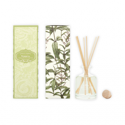 Aromatizador de ambiente com varetas, embalagem verde e ilustração de folhas.